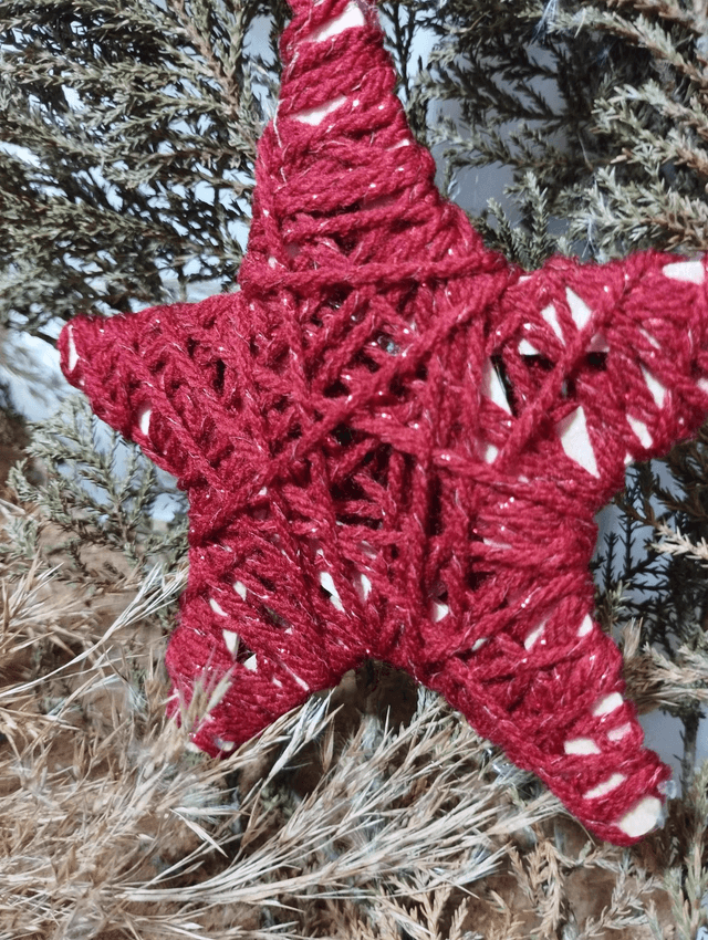 Etoile de Noël à suspendre en bois naturel et laine