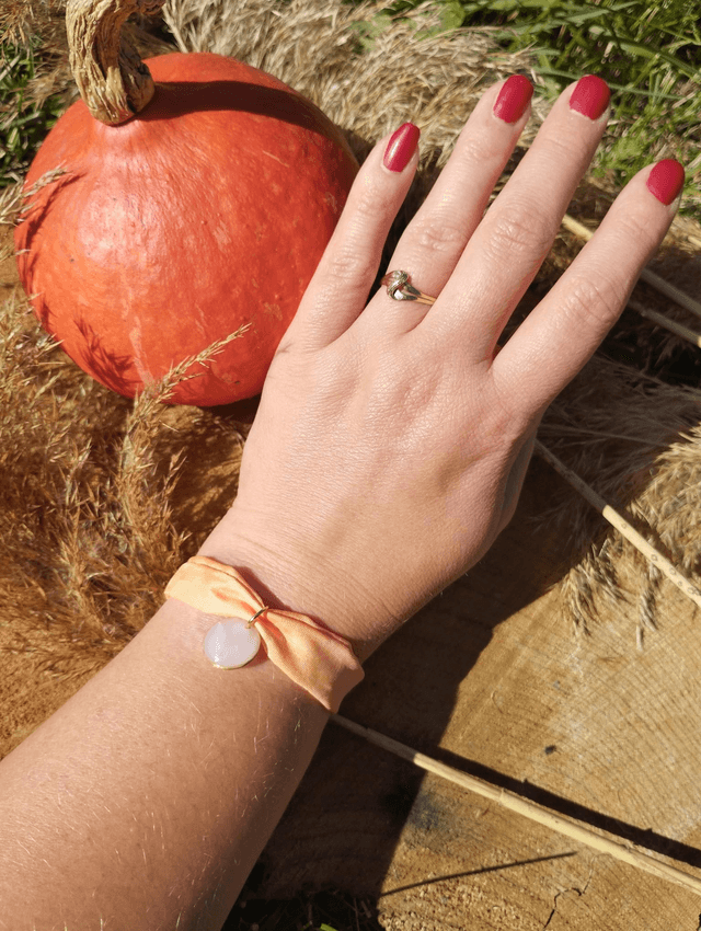 Bracelet large en tissus avec médaille artisanale - motif citrouille