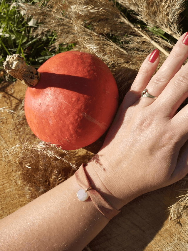 Bracelet fin en tissus avec médaille artisanale - motif marron glacé