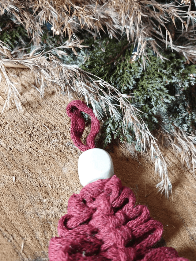 Sapin noué en macramé