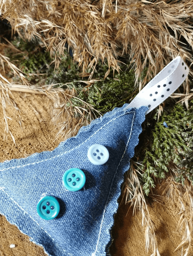 Suspension sapin de noël en jeans recyclé