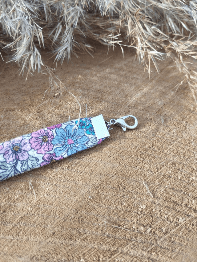 Bracelet fin en tissus avec médaille artisanale - motif liberty bleu