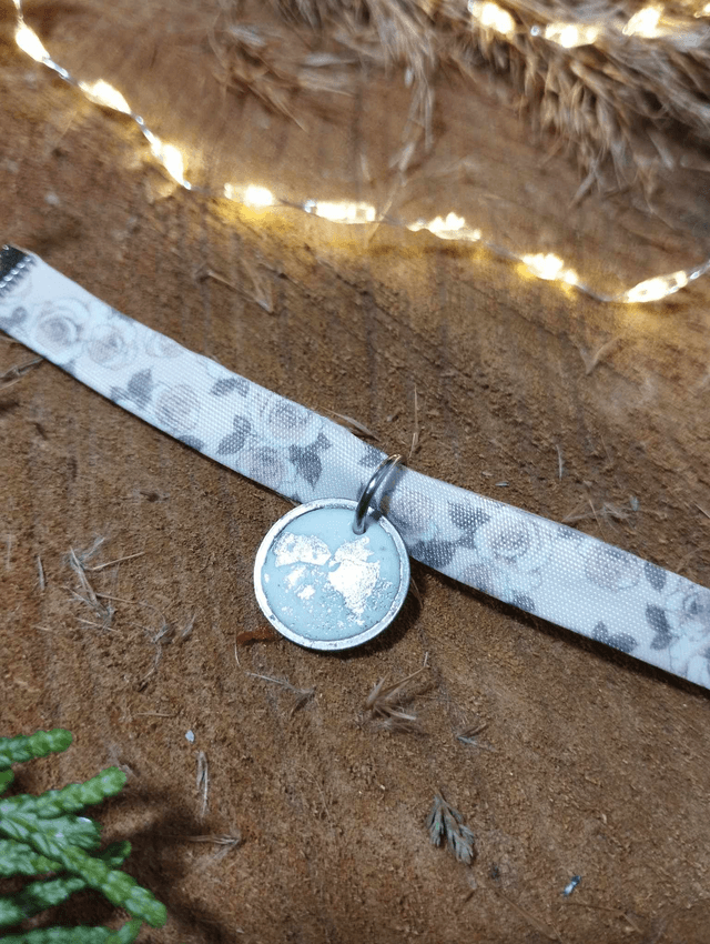 Bracelet fin en tissus avec médaille artisanale - motif Roses Vintage