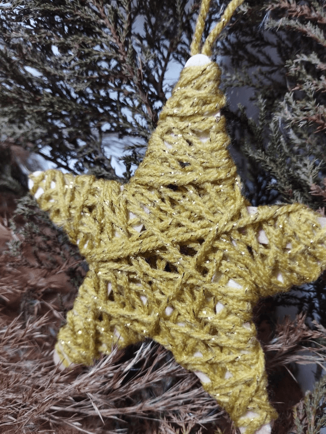 Etoile de Noël à suspendre en bois naturel et laine