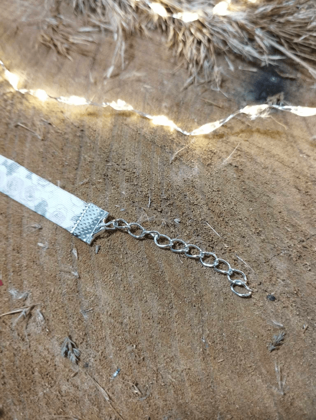 Bracelet fin en tissus avec médaille artisanale - motif Roses Vintage