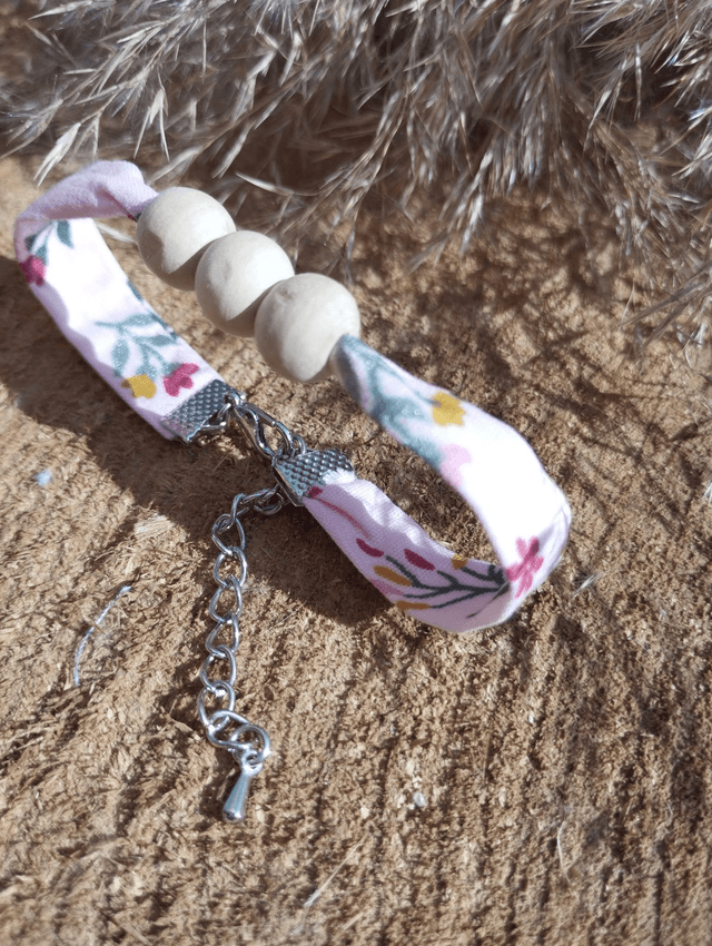 Bracelet large en tissus 3 perles de bois - motif Fleurs à paillettes