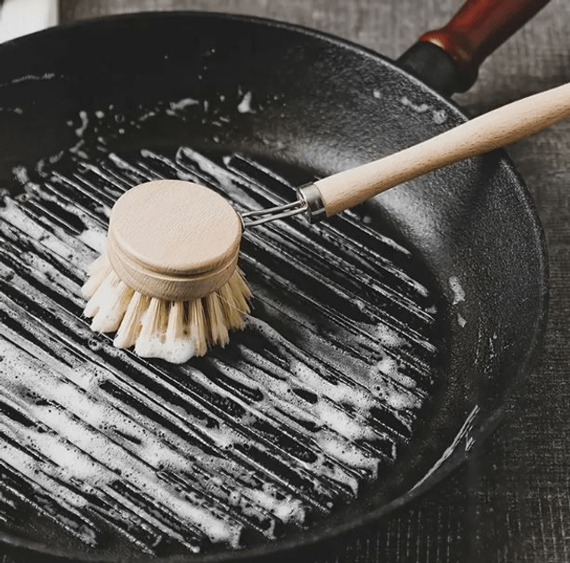 Brosse vaisselle avec manche en bois