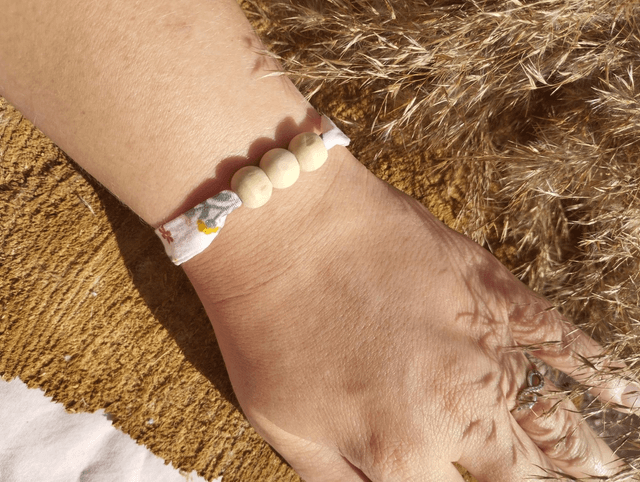 Bracelet large en tissus 3 perles de bois - motif Fleurs à paillettes