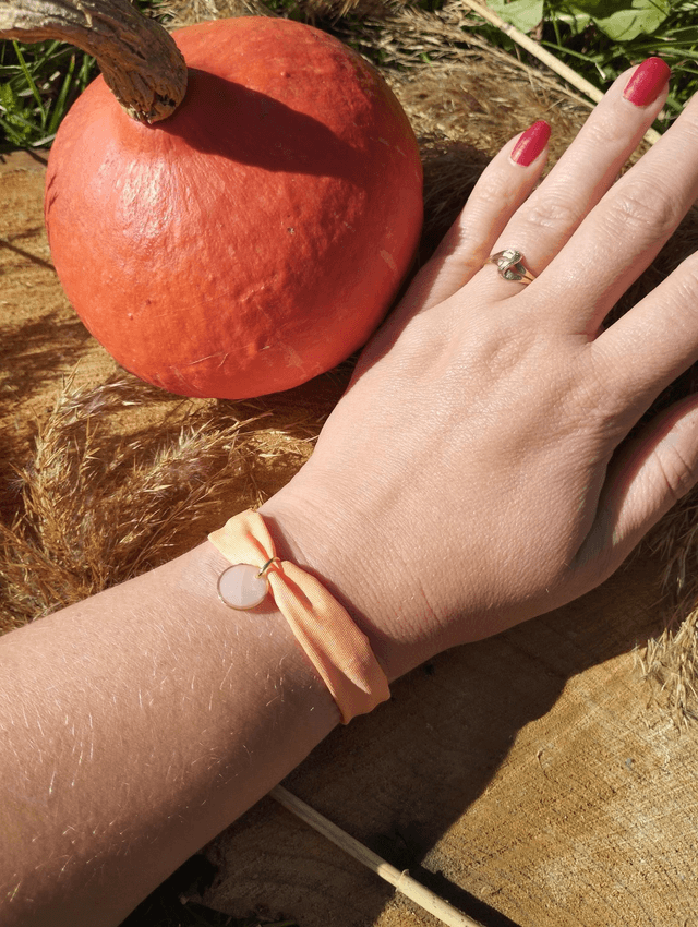 Bracelet fin en tissus avec médaille artisanale - motif citrouille