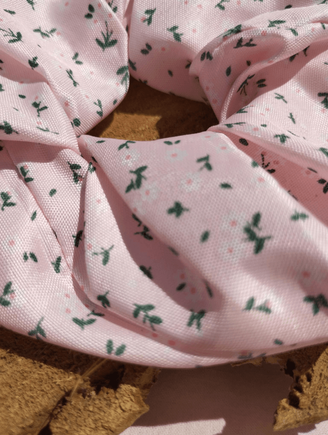 Chouchou satiné - motif fleurs roses