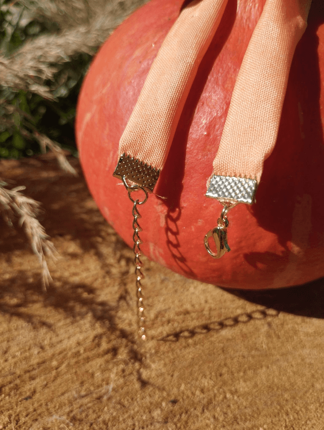 Bracelet fin en tissus avec médaille artisanale - motif citrouille