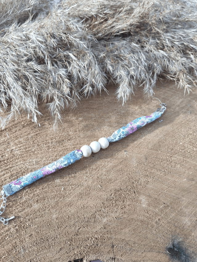 Bracelet large en tissus 3 perles de bois - motif Liberty bleu