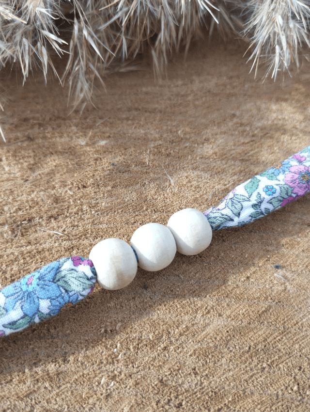 Bracelet large en tissus 3 perles de bois - motif Liberty bleu