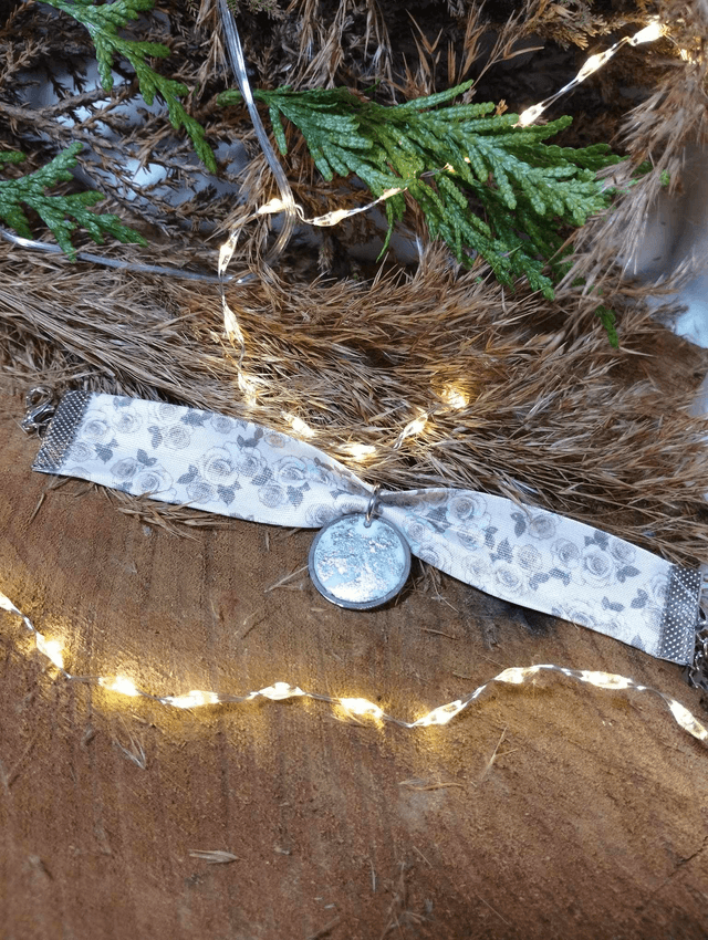 Bracelet large en tissus avec médaille artisanale - motif Roses Vintage