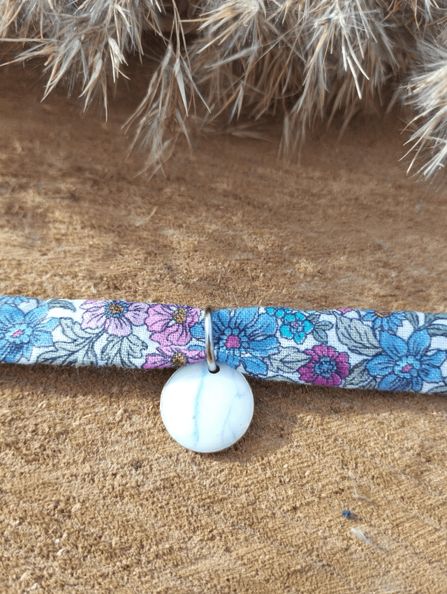 Bracelet fin en tissus avec médaille artisanale - motif liberty bleu
