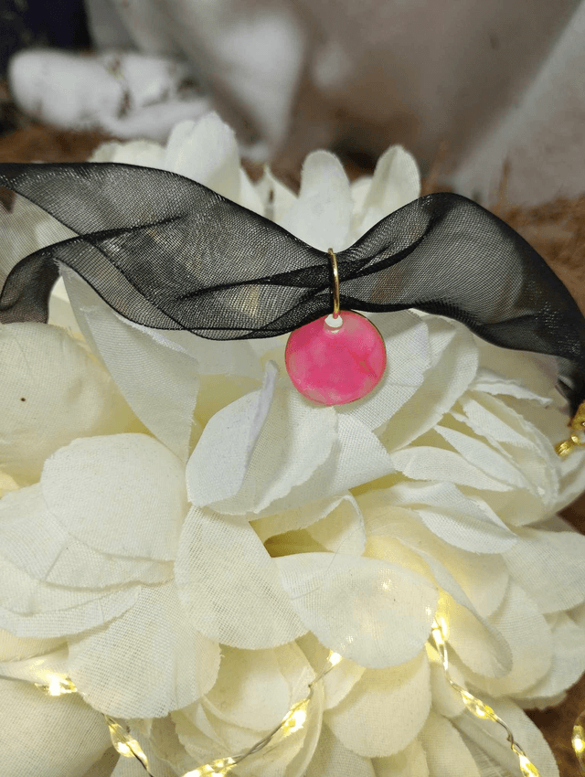 Collection LOVE - Bracelet en voilage noir avec médaille artisanale