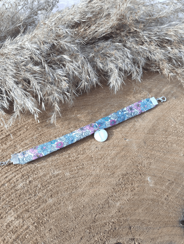 Bracelet fin en tissus avec médaille artisanale - motif liberty bleu
