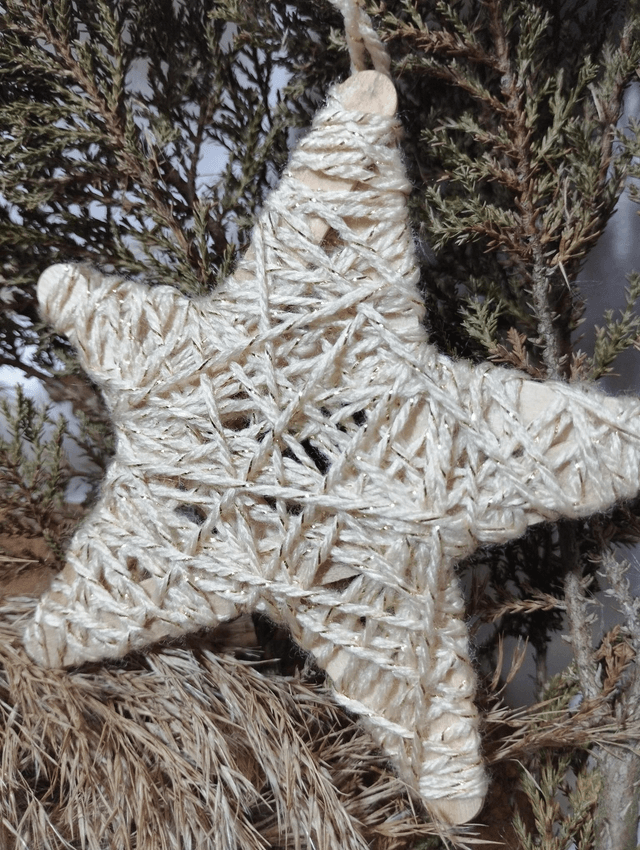 Etoile de Noël à suspendre en bois naturel et laine