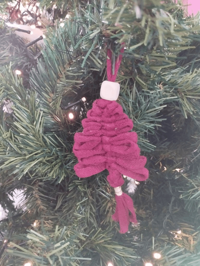 Sapin noué en macramé