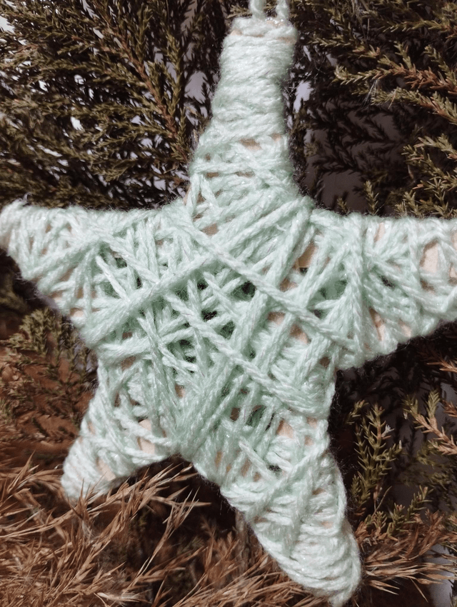 Etoile de Noël à suspendre en bois naturel et laine