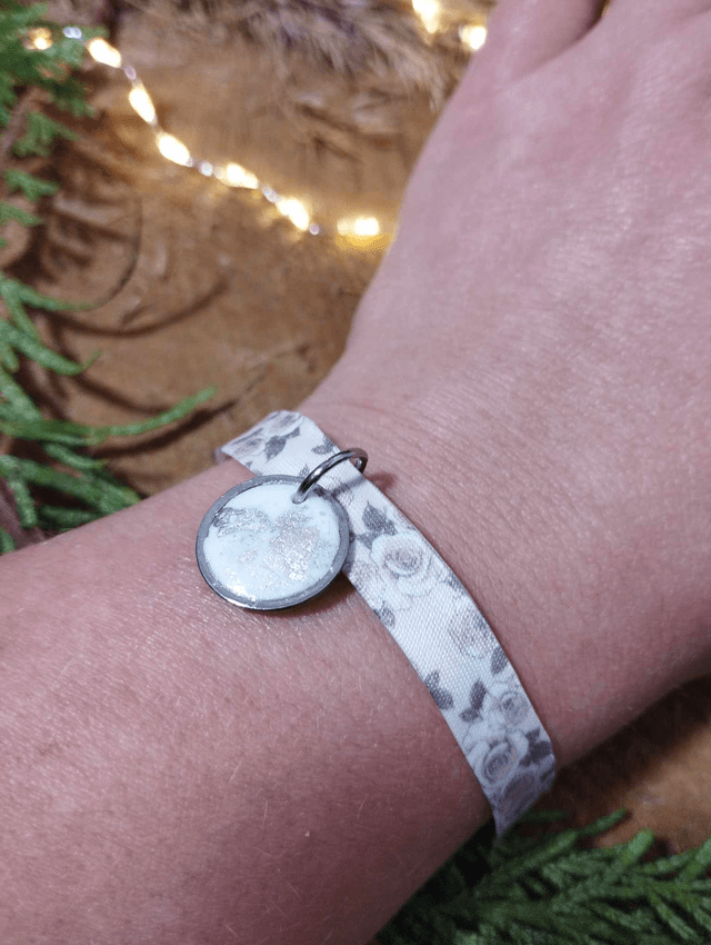 Bracelet fin en tissus avec médaille artisanale - motif Roses Vintage