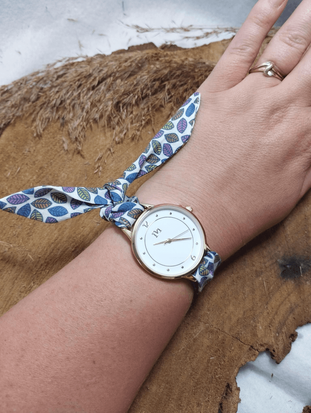 Montre avec bracelet en tissu - feuilles blanches