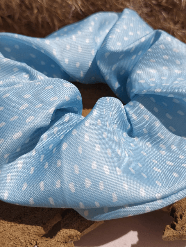 Chouchou satiné - motif bleu ciel à pois