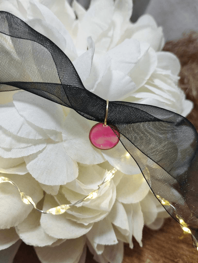 Collection LOVE - Bracelet en voilage noir avec médaille artisanale