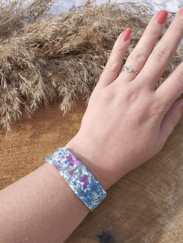 Bracelet large en tissus - motif Liberty bleu