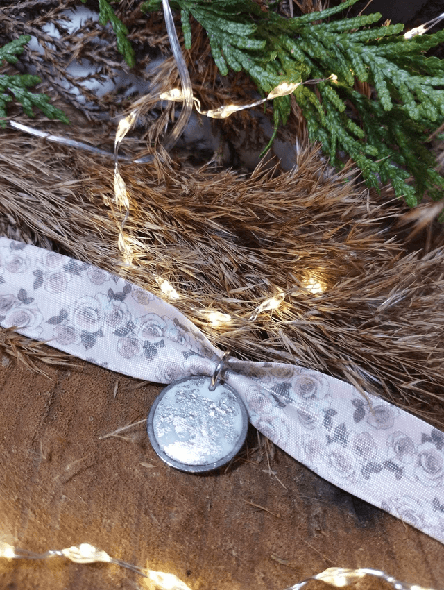 Bracelet large en tissus avec médaille artisanale - motif Roses Vintage