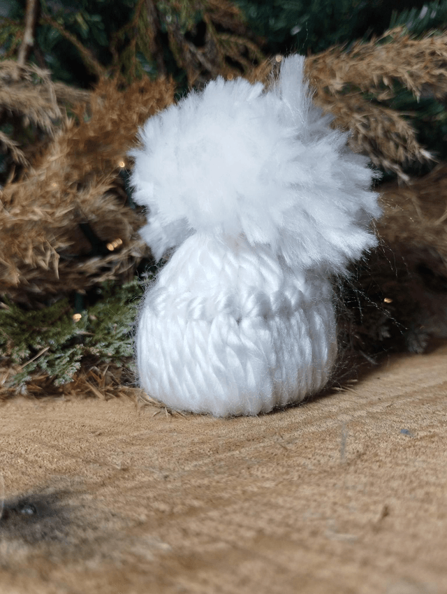 Mini bonnet en laine (à suspendre ou poser)