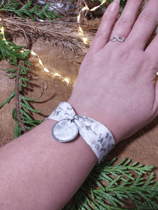 Bracelet large en tissus avec médaille artisanale - motif Roses Vintage