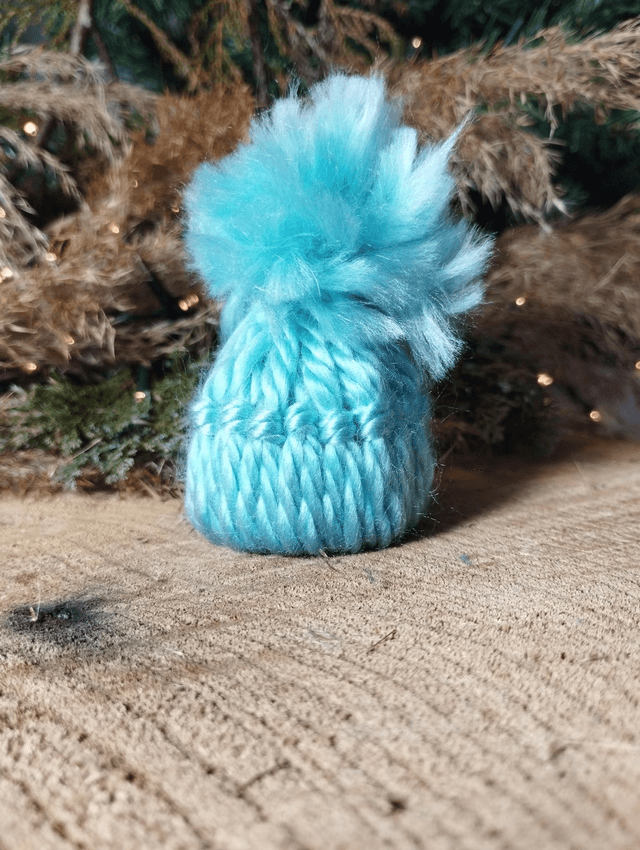 Mini bonnet en laine (à suspendre ou poser)