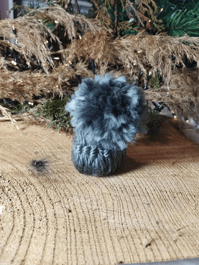 Mini bonnet en laine (à suspendre ou poser)